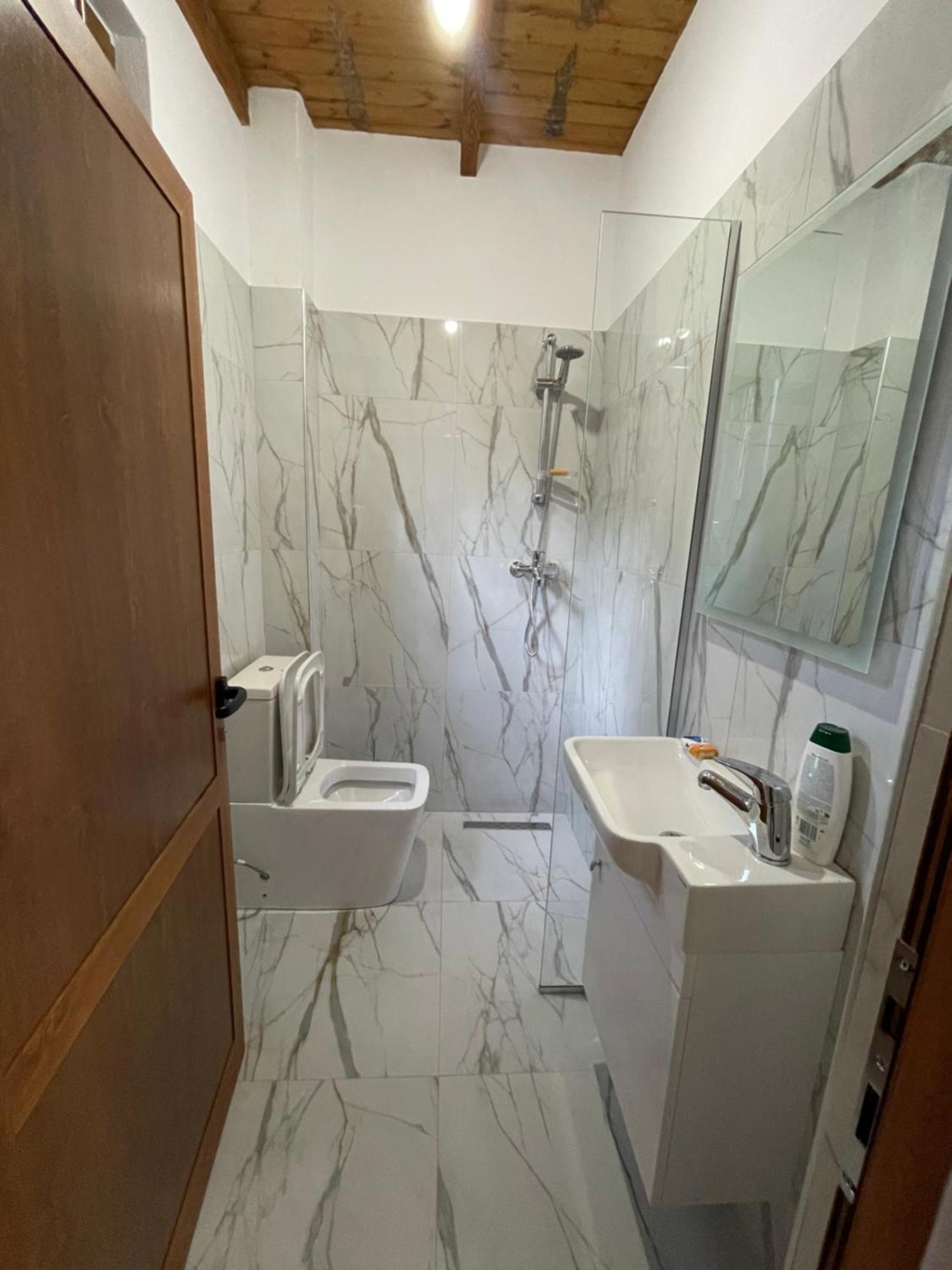 Xhovani Zelna Nderlysaj Extérieur photo