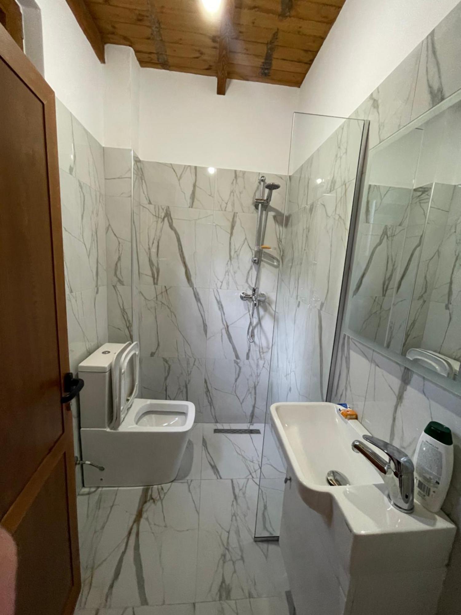 Xhovani Zelna Nderlysaj Extérieur photo
